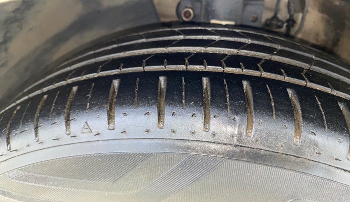 2017 Skoda Rapid AMBITION 1.6 MPI MT, Petrol, Manual, 84,228 km, Left Front Tyre Tread