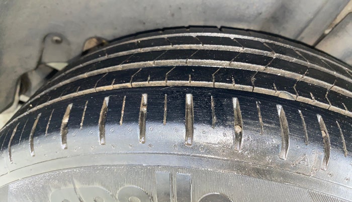 2017 Skoda Rapid AMBITION 1.6 MPI MT, Petrol, Manual, 84,228 km, Left Rear Tyre Tread