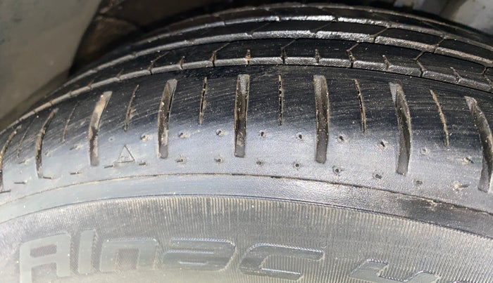 2017 Skoda Rapid AMBITION 1.6 MPI MT, Petrol, Manual, 84,228 km, Right Front Tyre Tread