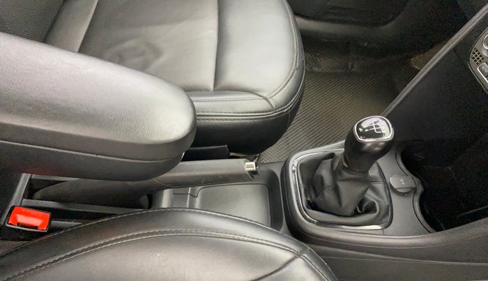 2017 Skoda Rapid AMBITION 1.6 MPI MT, Petrol, Manual, 84,228 km, Gear Lever