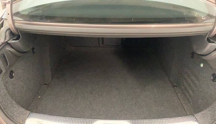 2014 Skoda Superb ELEGANCE 1.8 TSI AT, Petrol, Automatic, 74,204 km, Boot Inside