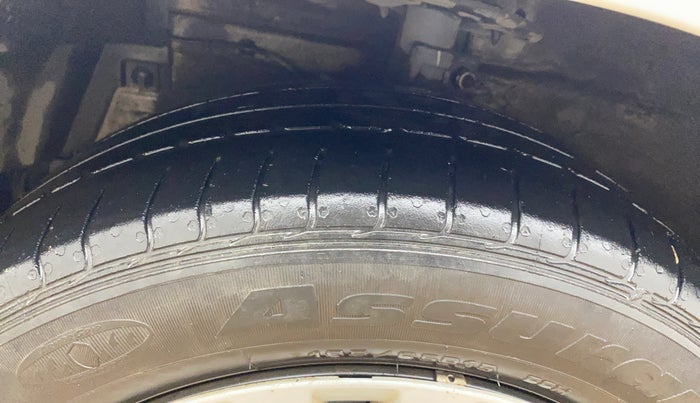 2017 Maruti Ciaz VXI+, Petrol, Manual, 83,394 km, Left Front Tyre Tread