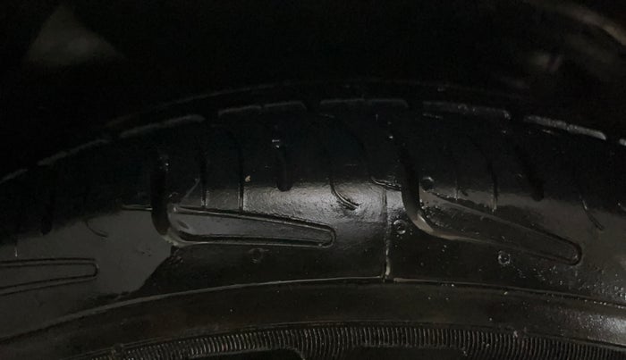 2015 Hyundai Grand i10 SPORTZ 1.2 KAPPA VTVT, CNG, Manual, 75,804 km, Right Front Tyre Tread