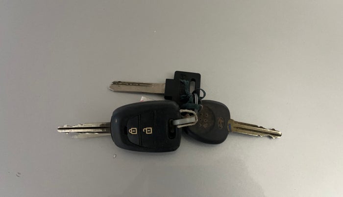 2015 Hyundai Grand i10 SPORTZ 1.2 KAPPA VTVT, CNG, Manual, 75,804 km, Key Close Up