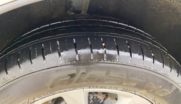 2020 Ford Ecosport TITANIUM 1.5L DIESEL, Diesel, Manual, 1,40,261 km, Right Rear Tyre Tread