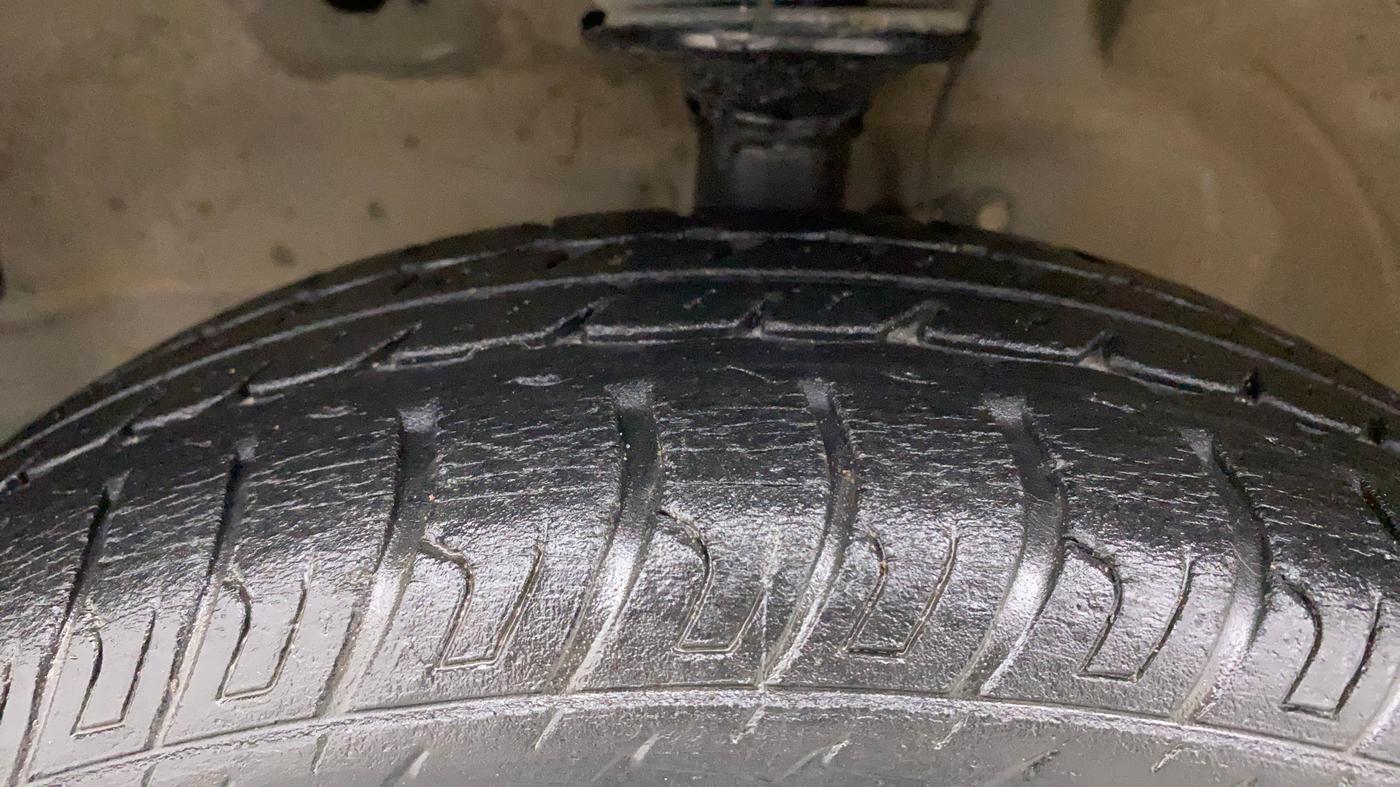 2015 Maruti Wagon R 1.0 VXI, CNG, Manual, 30,137 km, Left Front Tyre Tread