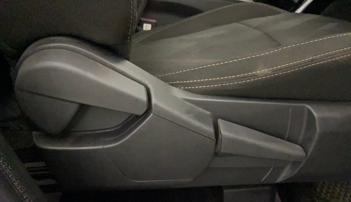 2022 Renault Kiger RXT MT, Petrol, Manual, 30,854 km, Driver Side Adjustment Panel