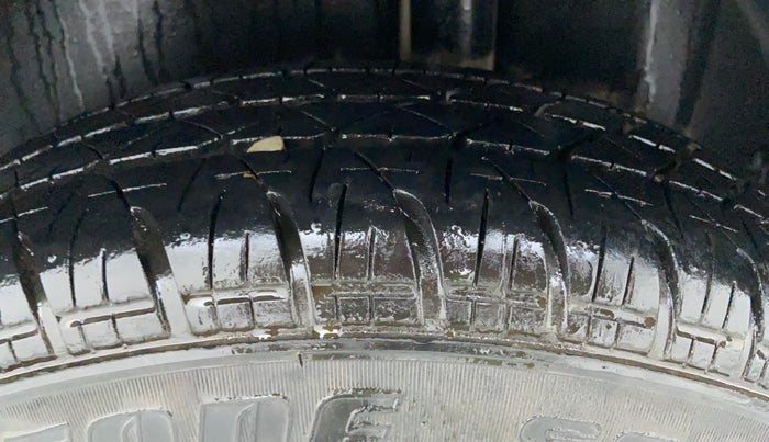 2010 Maruti Swift VXI, Petrol, Manual, 89,048 km, Left Rear Tyre Tread