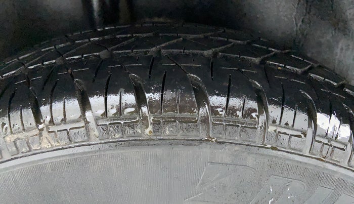 2010 Maruti Swift VXI, Petrol, Manual, 89,048 km, Right Rear Tyre Tread