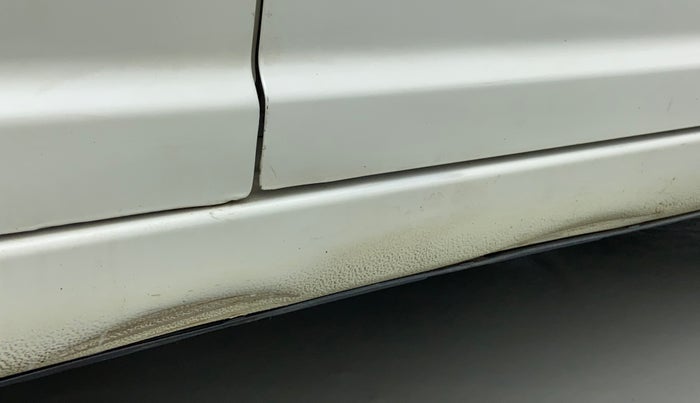 2010 Maruti Swift VXI, Petrol, Manual, 89,048 km, Right running board - Minor scratches