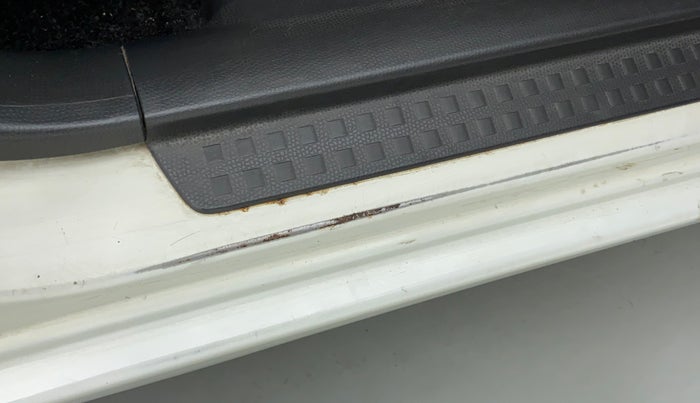 2010 Maruti Swift VXI, Petrol, Manual, 89,048 km, Right running board - Slightly rusted