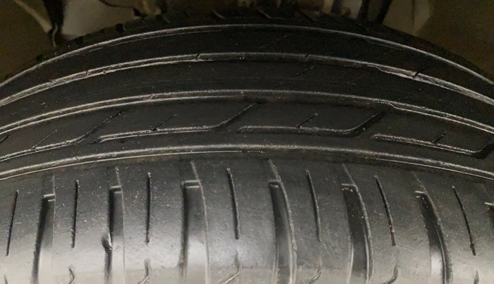 2014 Renault Duster 85 PS RXL DIESEL, Diesel, Manual, 96,698 km, Left Front Tyre Tread