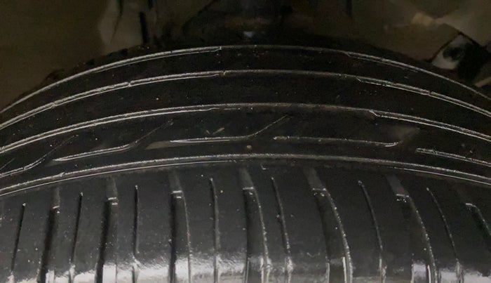 2014 Renault Duster 85 PS RXL DIESEL, Diesel, Manual, 96,698 km, Right Front Tyre Tread