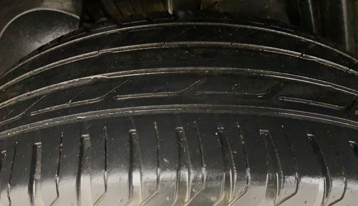 2014 Renault Duster 85 PS RXL DIESEL, Diesel, Manual, 96,698 km, Right Rear Tyre Tread