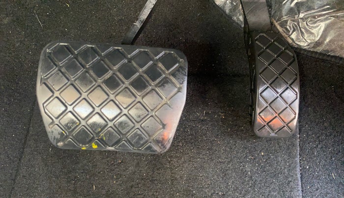 2014 Skoda Rapid ELEGANCE 1.6 MPI AT, Petrol, Automatic, 77,700 km, Pedals