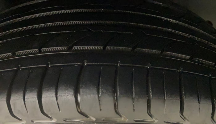 2014 Skoda Rapid ELEGANCE 1.6 MPI AT, Petrol, Automatic, 77,700 km, Right Rear Tyre Tread