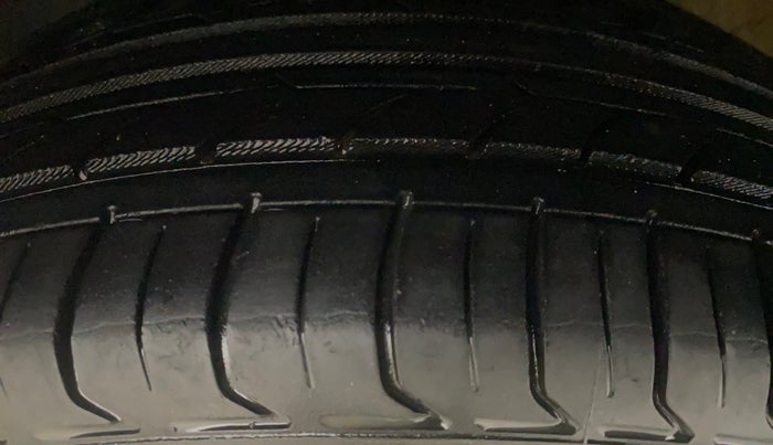 2014 Skoda Rapid ELEGANCE 1.6 MPI AT, Petrol, Automatic, 77,700 km, Left Front Tyre Tread