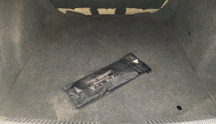 2014 Skoda Rapid ELEGANCE 1.6 MPI AT, Petrol, Automatic, 77,700 km, Boot Inside