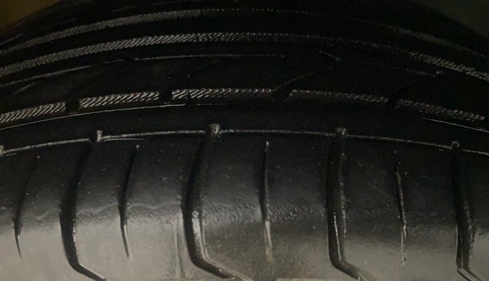 2014 Skoda Rapid ELEGANCE 1.6 MPI AT, Petrol, Automatic, 77,700 km, Right Front Tyre Tread