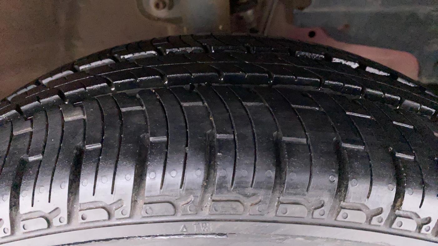 2017 Mahindra Kuv100 K4 6 STR, Petrol, Manual, 45,831 km, Right Front Tyre Tread