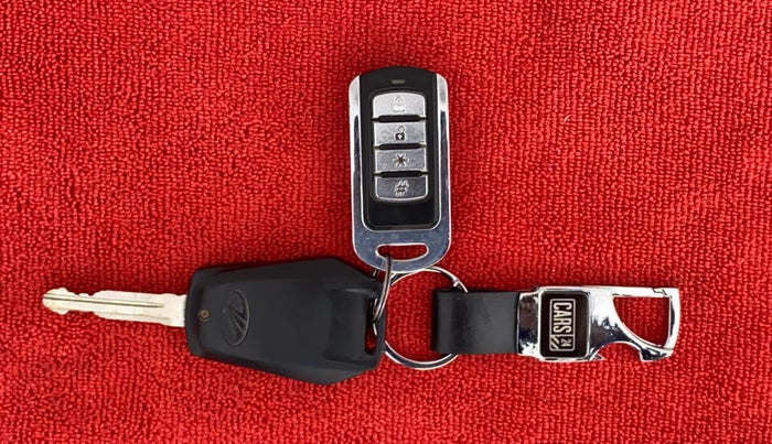 2017 Mahindra Kuv100 K4 6 STR, Petrol, Manual, 45,831 km, Key Close Up