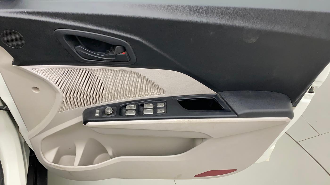 2020 Mahindra XUV300 W6 1.5 DIESEL AMT, Diesel, Automatic, 85,834 km, Driver Side Door Panels Control