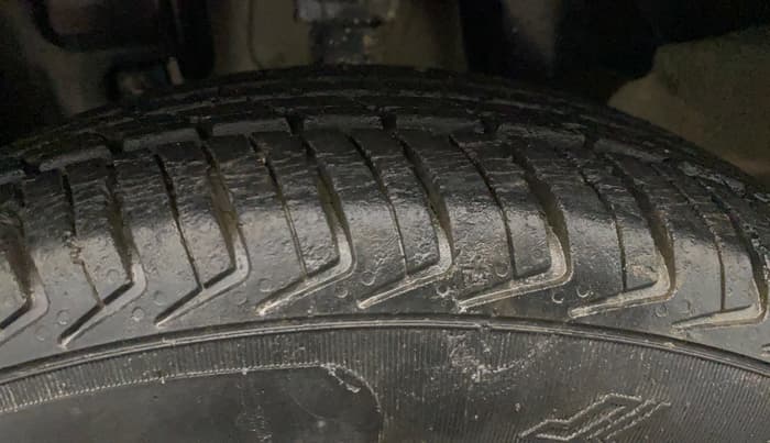 2016 Renault Kwid RXT 1.0 (O), Petrol, Manual, 33,245 km, Left Front Tyre Tread