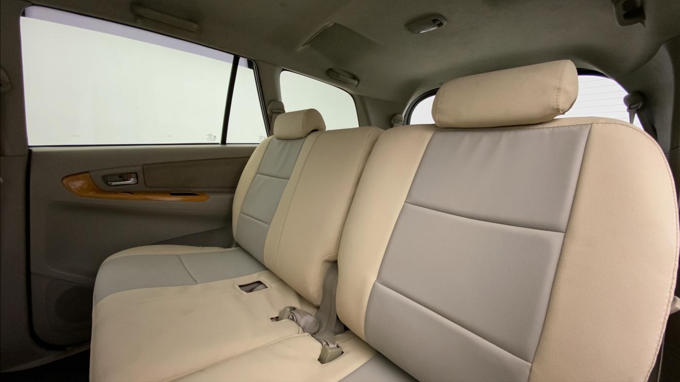 2010 Toyota Innova 2.5 V 8 STR, Diesel, Manual, 1,51,153 km, Right Side Door Cabin View