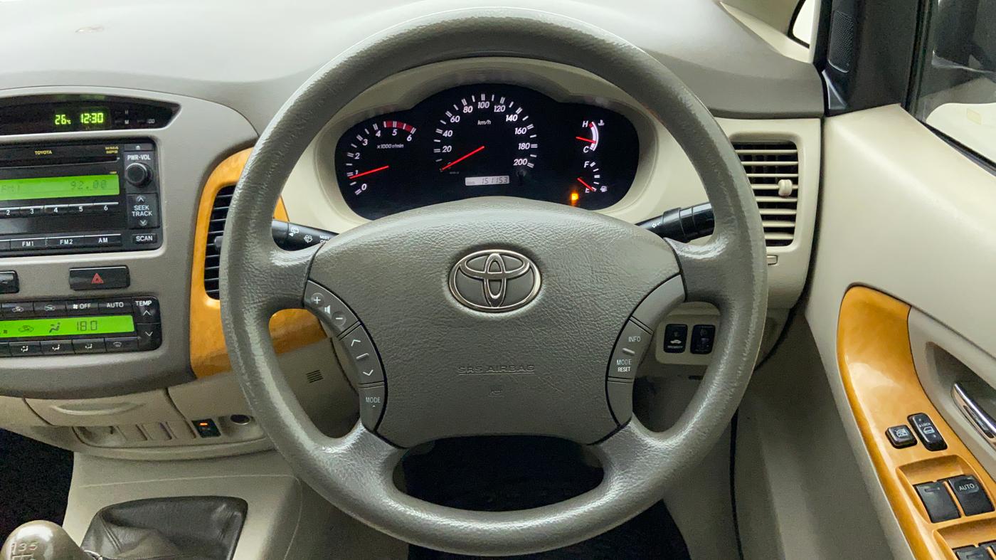 2010 Toyota Innova 2.5 V 8 STR, Diesel, Manual, 1,51,153 km, Steering Wheel Close-up