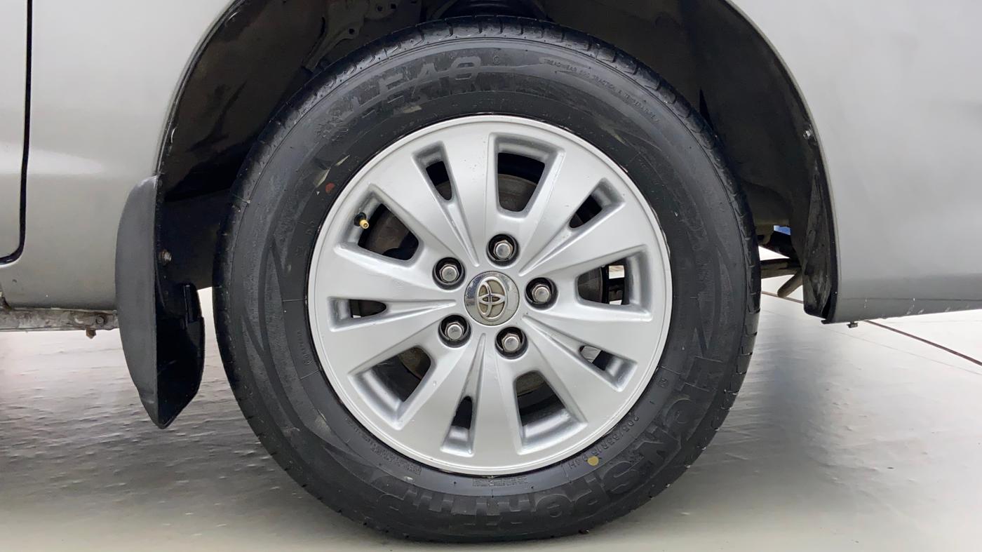 2010 Toyota Innova 2.5 V 8 STR, Diesel, Manual, 1,51,153 km, Right Front Tyre