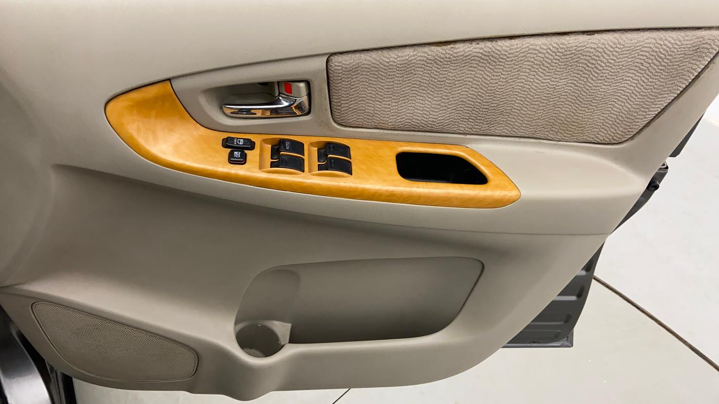 2010 Toyota Innova 2.5 V 8 STR, Diesel, Manual, 1,51,153 km, Driver Side Door Panels Controls