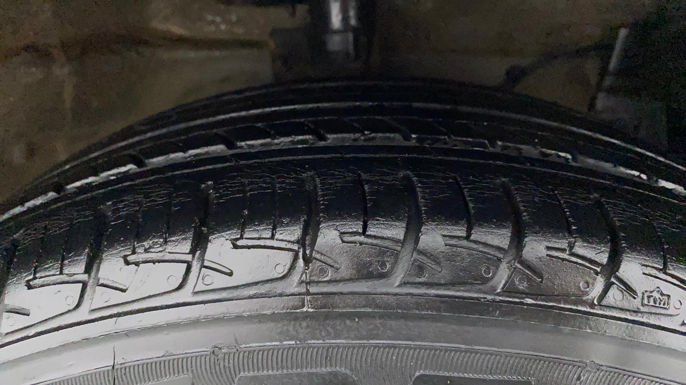 2017 Maruti Ciaz ZETA 1.4  AT PETROL, Petrol, Automatic, 54,575 km, Right Front Tyre Tread