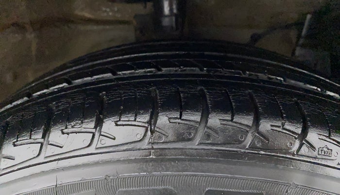 2017 Maruti Ciaz ZETA 1.4  AT PETROL, Petrol, Automatic, 54,575 km, Right Front Tyre Tread