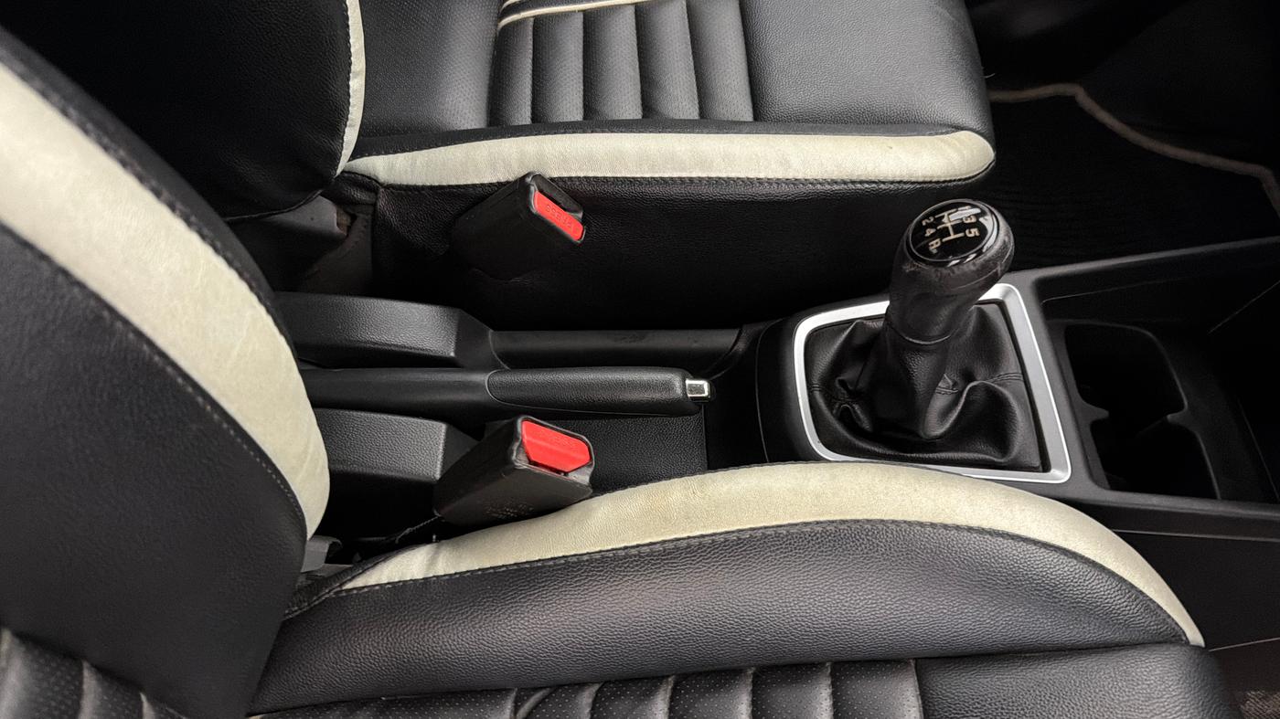 2018 Maruti Swift VXI, Petrol, Manual, 15,729 km, Gear Lever