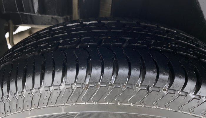 2013 Maruti Swift VXI D, Petrol, Manual, 57,323 km, Right Rear Tyre Tread
