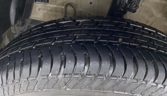 2013 Maruti Swift VXI D, Petrol, Manual, 57,323 km, Left Front Tyre Tread