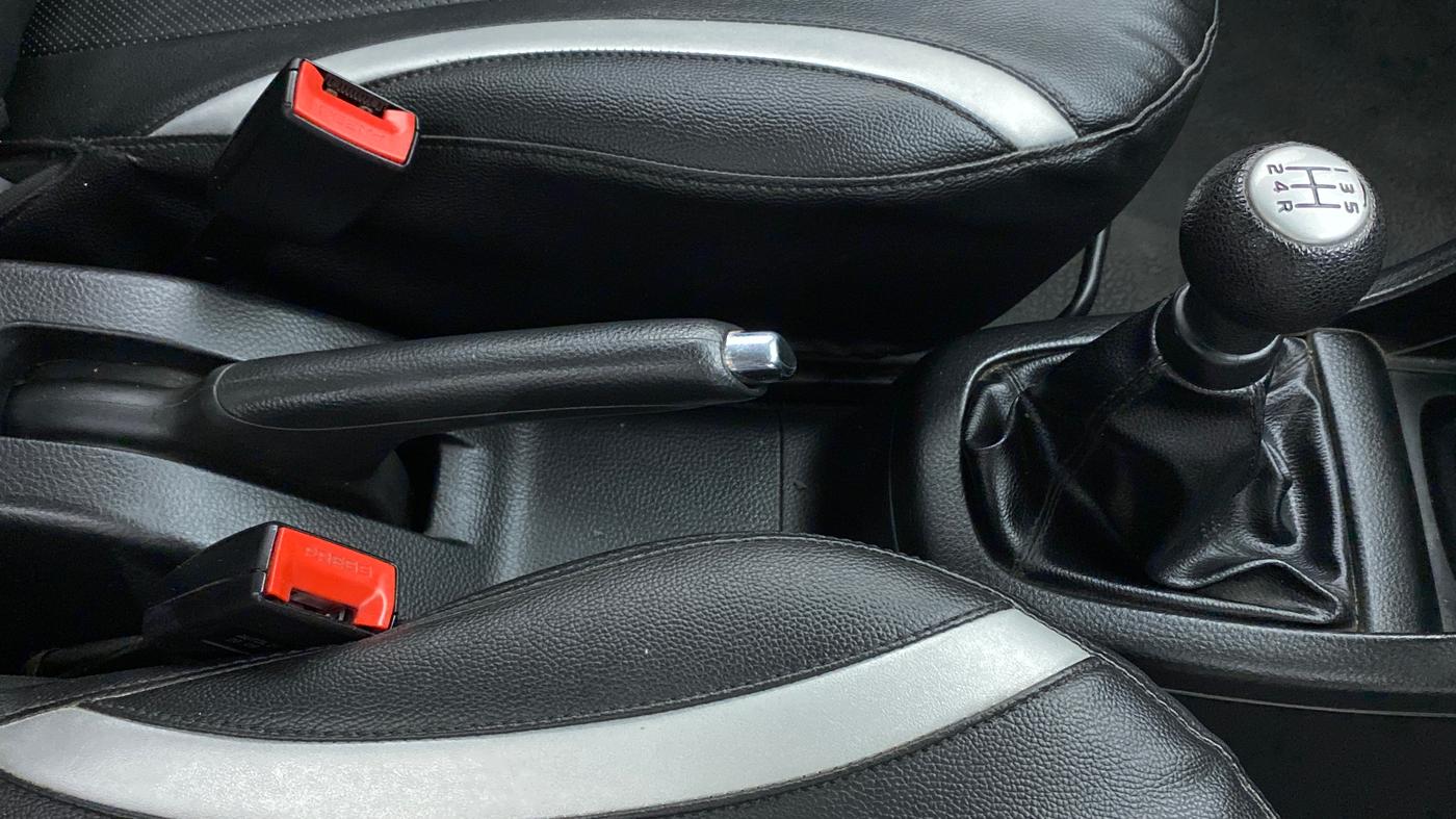 2013 Maruti Swift VXI D, Petrol, Manual, 57,323 km, Gear Lever