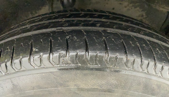 2010 Maruti Ritz LXI, Petrol, Manual, 73,755 km, Right Front Tyre Tread