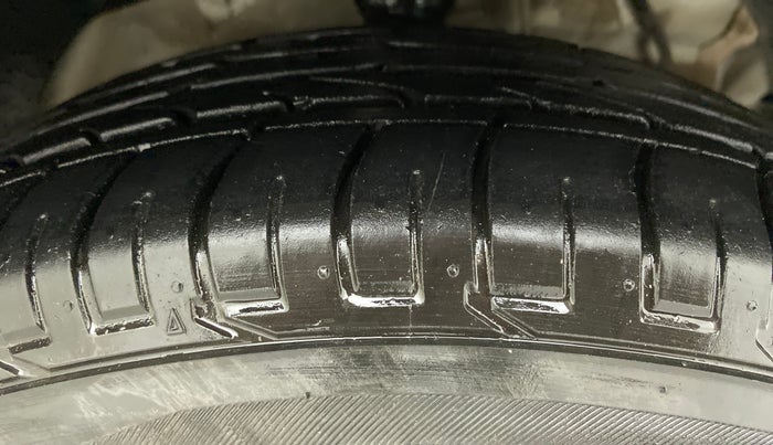 2022 Mahindra XUV300 1.2 W6 AT, Petrol, Automatic, 6,970 km, Right Front Tyre Tread