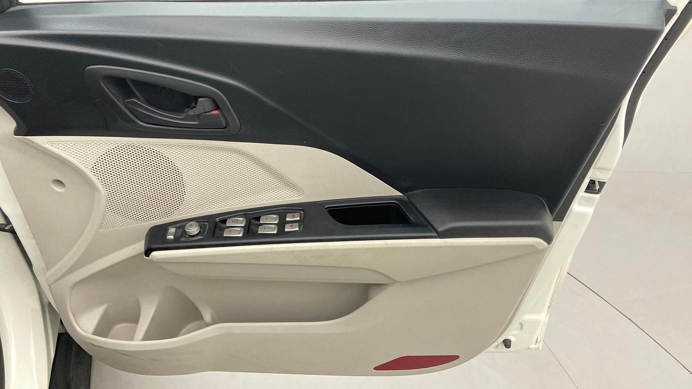 2022 Mahindra XUV300 1.2 W6 AT, Petrol, Automatic, 6,970 km, Driver Side Door Panels Control