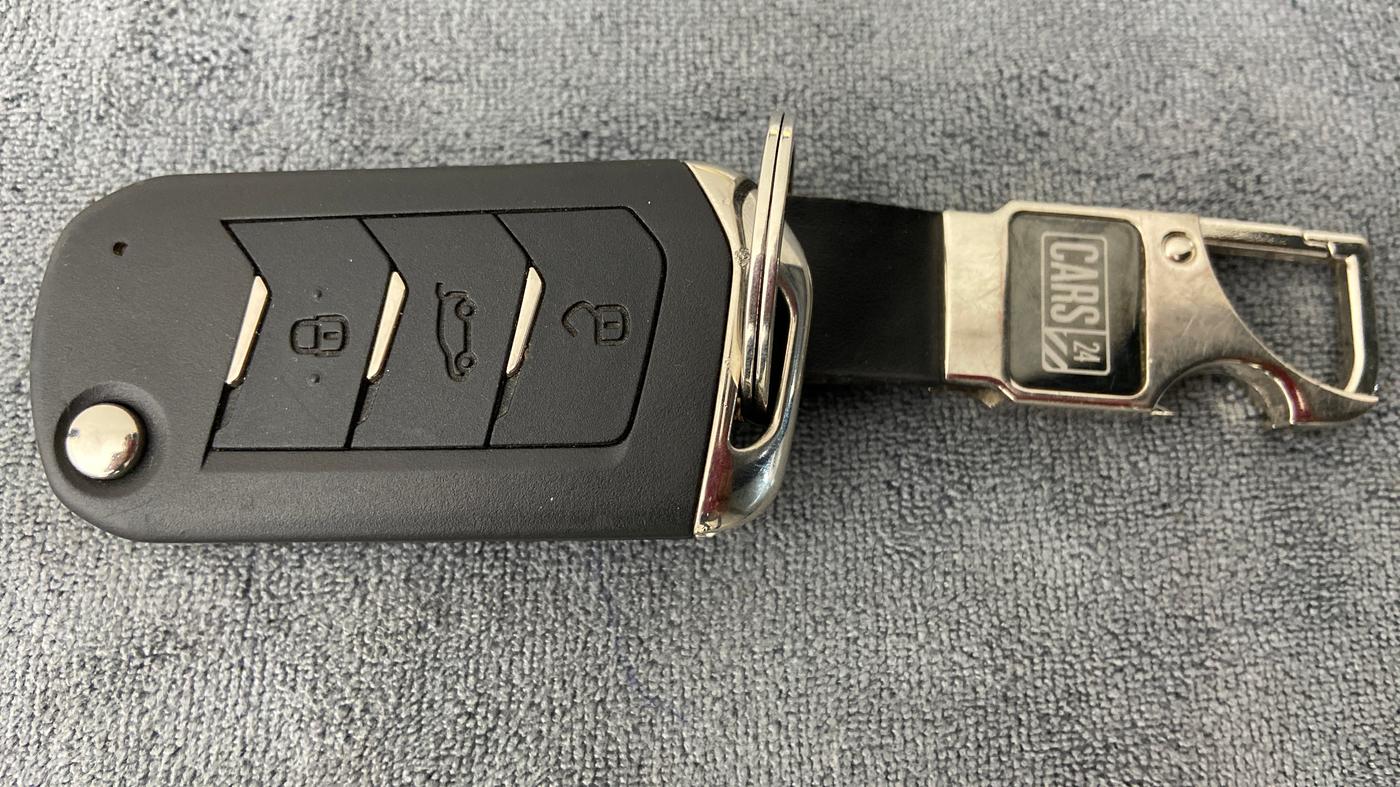 2022 Mahindra XUV300 1.2 W6 AT, Petrol, Automatic, 6,970 km, Key Close Up