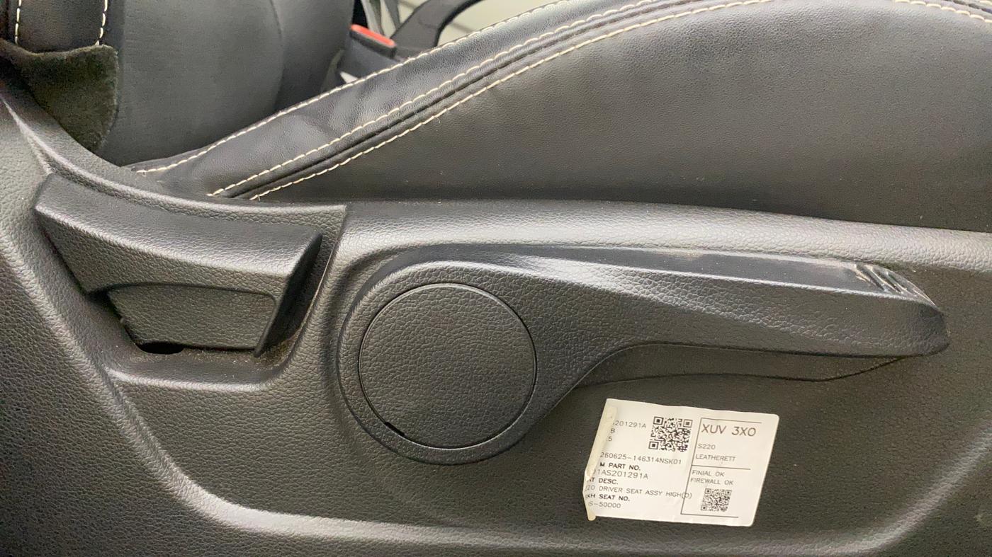 2025 Mahindra XUV 3XO REVX A 1.2 Petrol MT, Petrol, Manual, 4,378 km, Driver Side Adjustment Panel