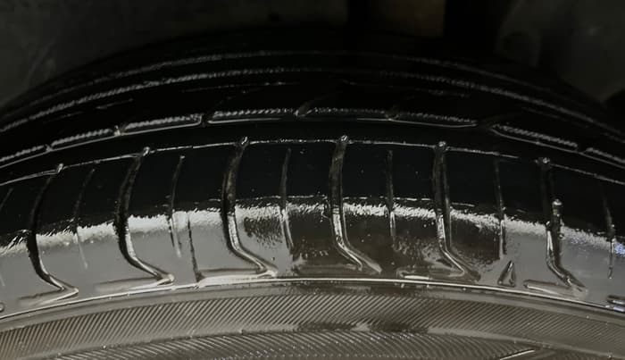 2015 Maruti Ertiga VXI, Petrol, Manual, 1,00,674 km, Left Rear Tyre Tread