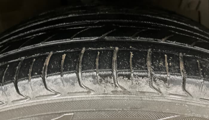 2015 Maruti Ertiga VXI, Petrol, Manual, 1,00,674 km, Right Front Tyre Tread
