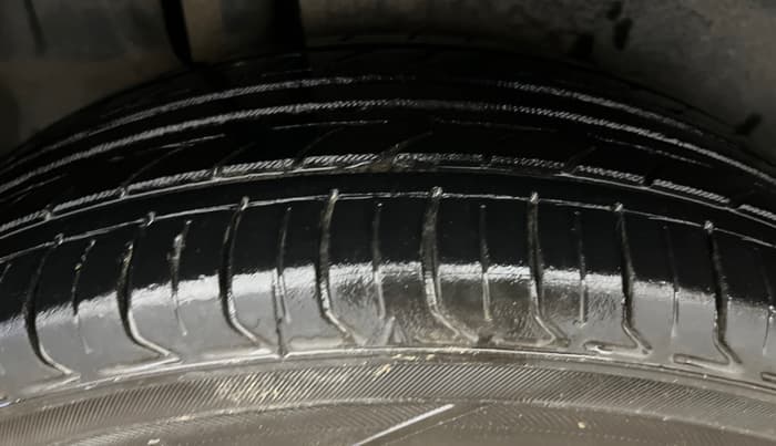 2015 Maruti Ertiga VXI, Petrol, Manual, 1,00,674 km, Right Rear Tyre Tread