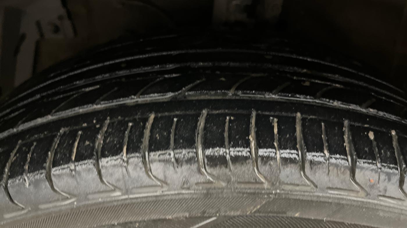2015 Maruti Ertiga VXI, Petrol, Manual, 1,00,674 km, Left Front Tyre Tread