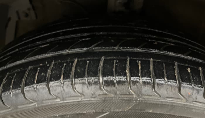 2015 Maruti Ertiga VXI, Petrol, Manual, 1,00,674 km, Left Front Tyre Tread