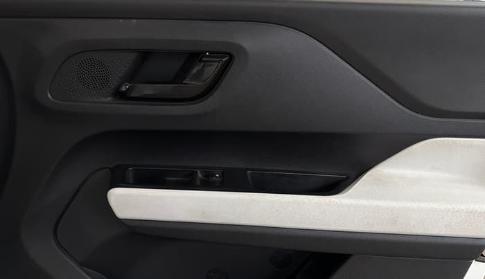 2022 Tata PUNCH PURE MT, Petrol, Manual, 36,833 km, Driver Side Door Panels Control