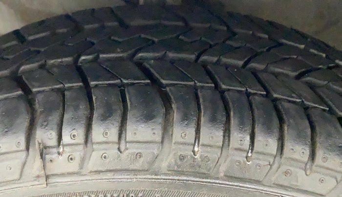 2015 Honda Brio S MT, Petrol, Manual, 34,105 km, Left Front Tyre Tread