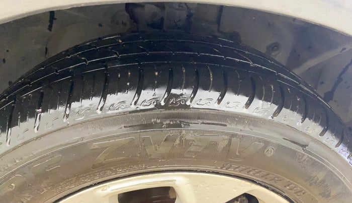 2017 Ford Figo Aspire TITANIUM 1.2 PETROL, Petrol, Manual, 89,994 km, Right Front Tyre Tread